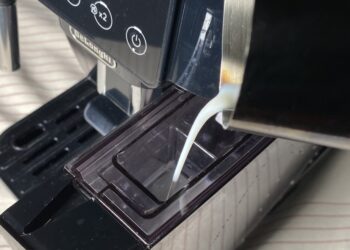 nalievanie mlieka do nádržky automatu DeLonghi