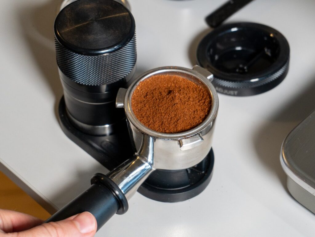 DeLonghi La Specialista Touch - káva v portafiltru
