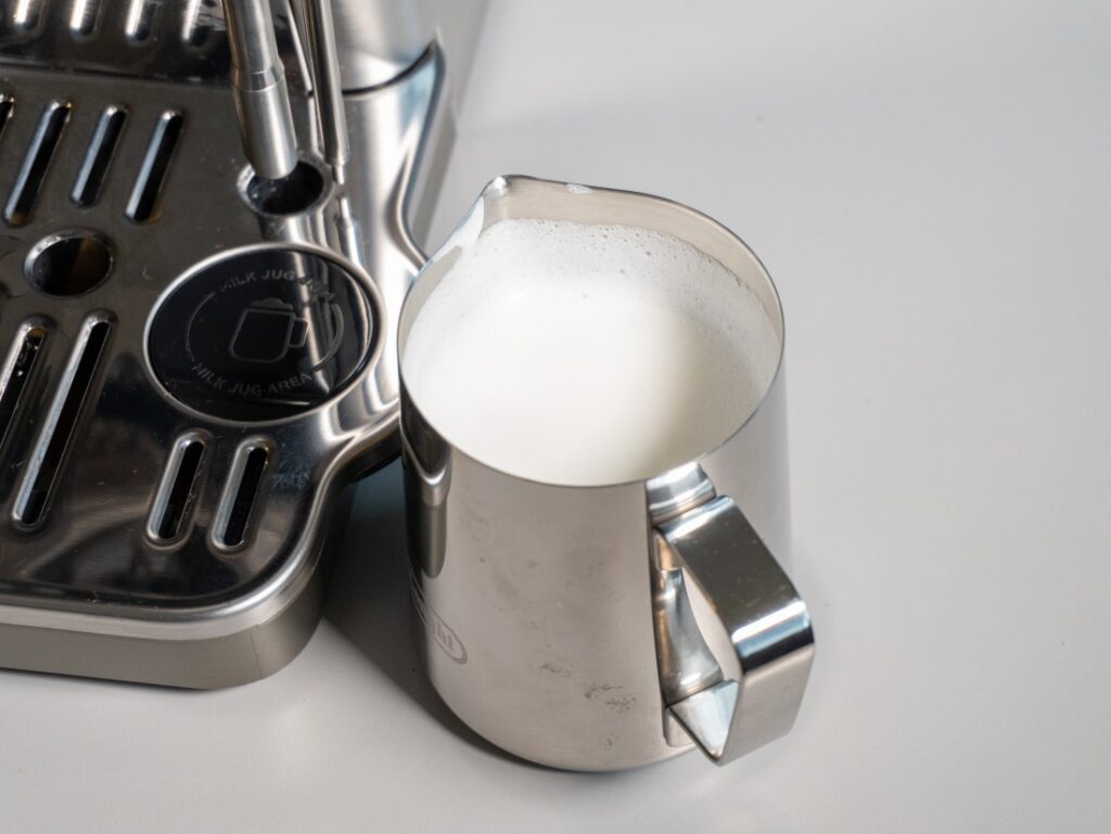 DeLonghi La Specialista Touch - napěněné mléko