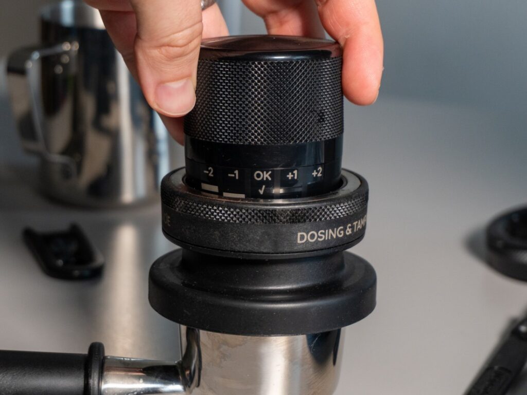 DeLonghi La Specialista Touch - tamper s ukazatelem množství