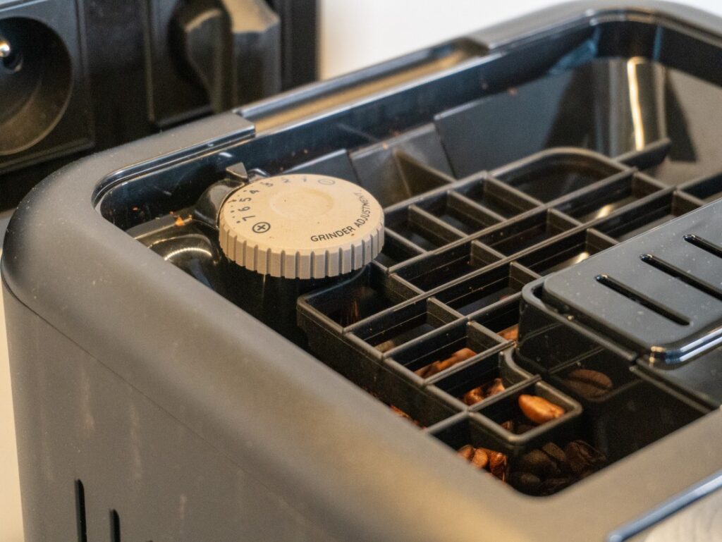 DeLonghi Eletta Ultra - násypník mlynčeka