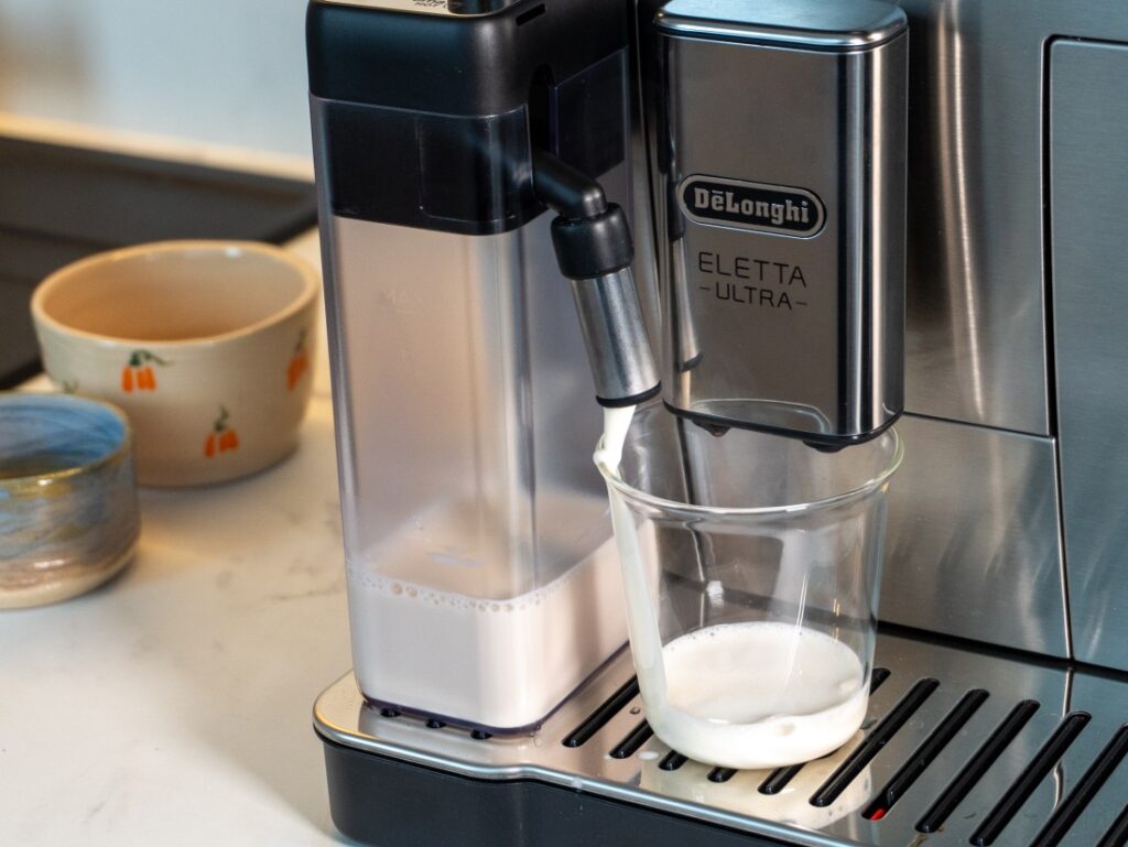 DeLonghi Eletta Ultra - produkcia mliečnej peny