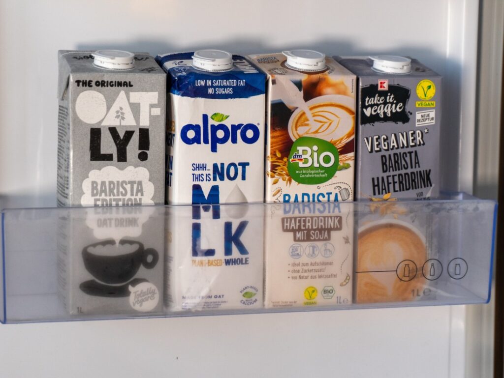 alternativní baristická rostlinná mléka – v ledničce