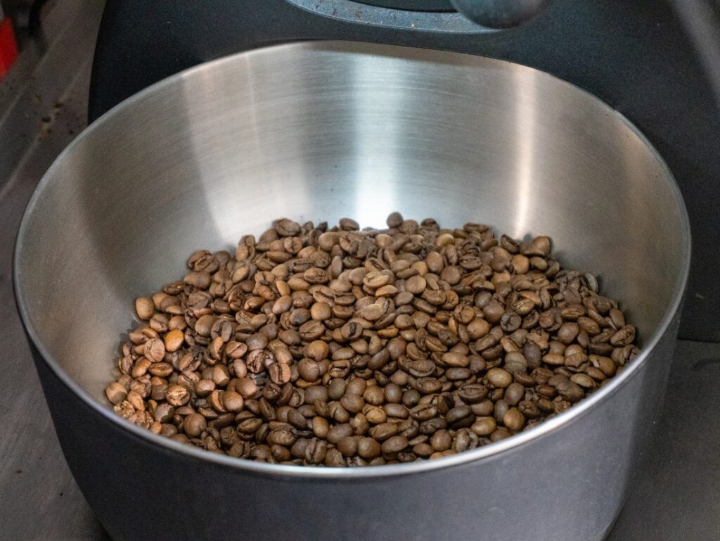 čerstvě upražená káva