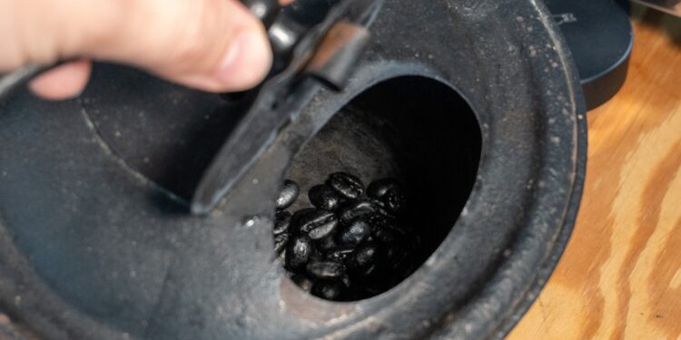 najtmavšie pražená káva v ručnej pražičke