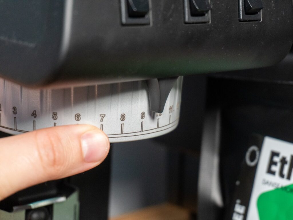 nastavování hrubosti mletí