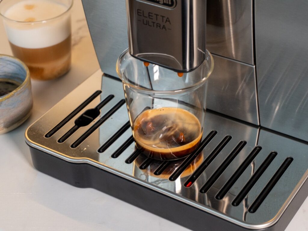 príprava kávy na DeLonghi Eletta Ultra
