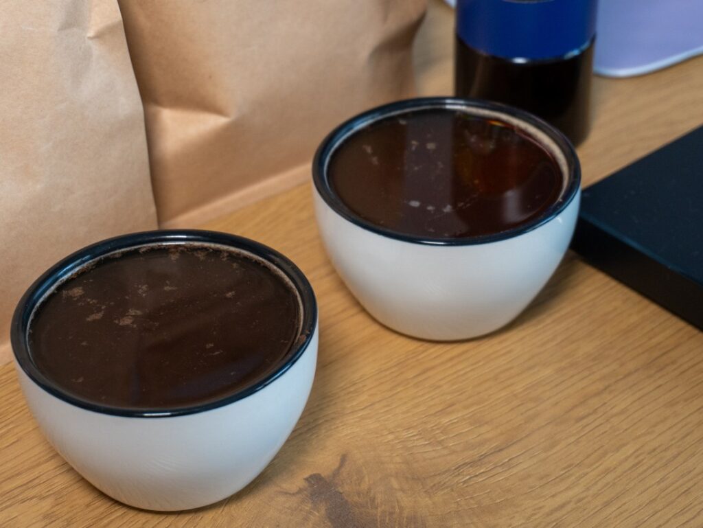 světle a tmavě pražená káva – cupping