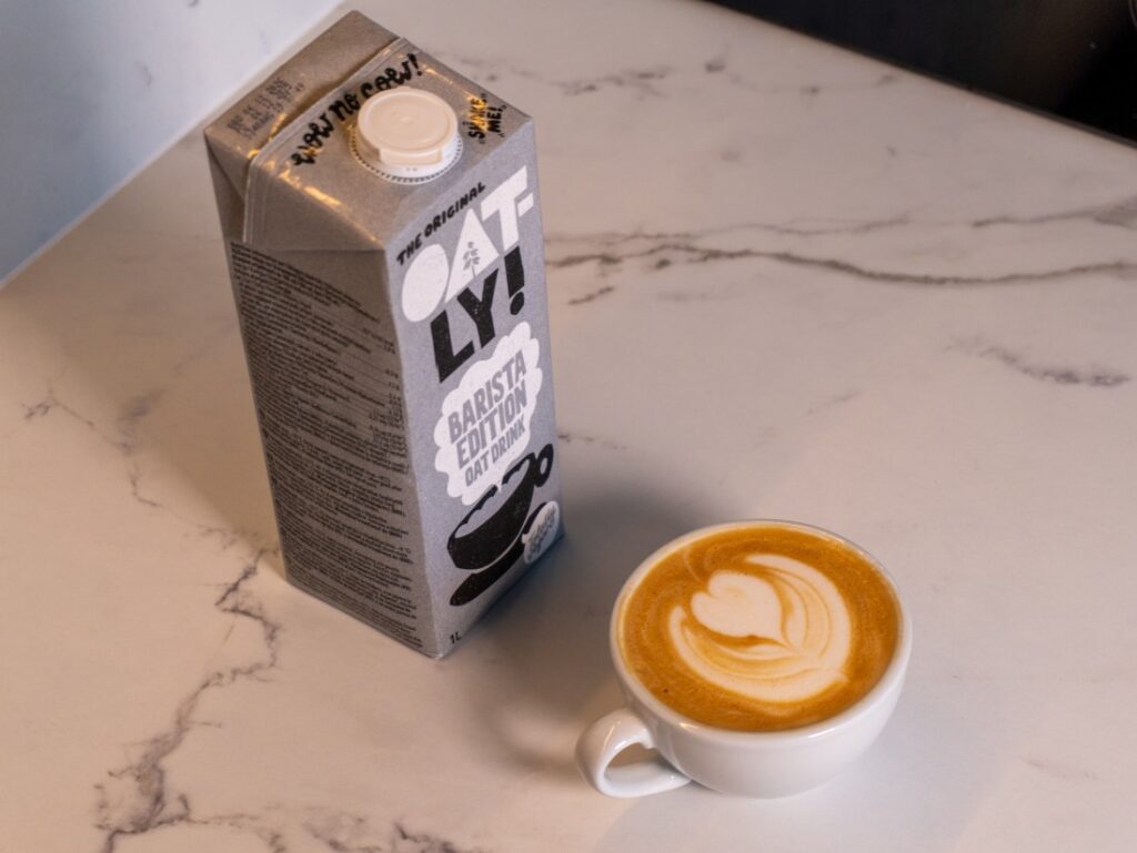 test alternativních baristických rostlinných mlék – Oatly – cappuccino
