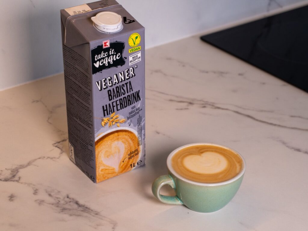 test alternativních baristických rostlinných mlék – Veganer Barista Haferdrink – cappuccino