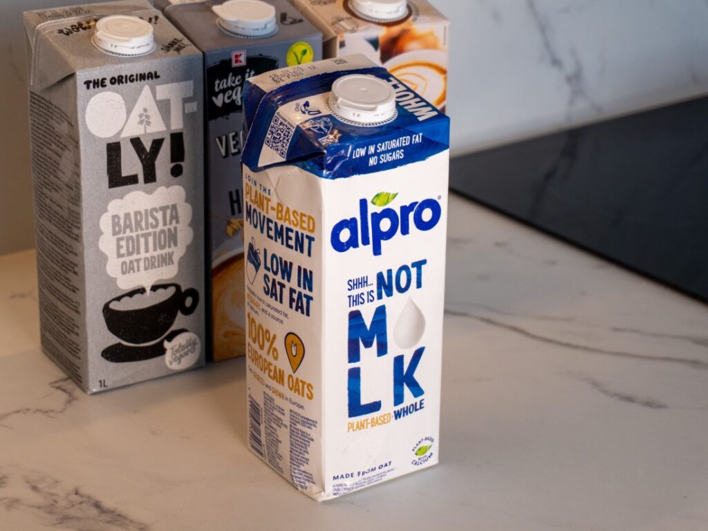 test alternativních baristických rostlinných mlék – alpro