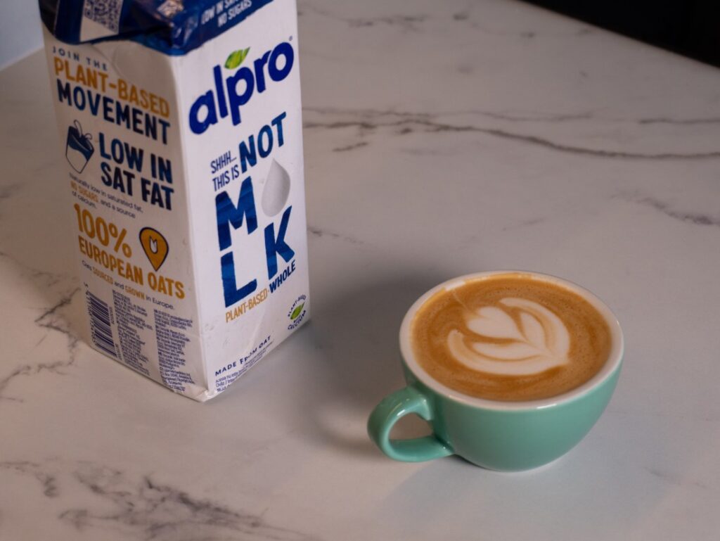 test alternativních baristických rostlinných mlék – alpro – cappuccino