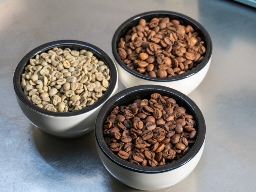 zelená, světle a tmavě pražená káva