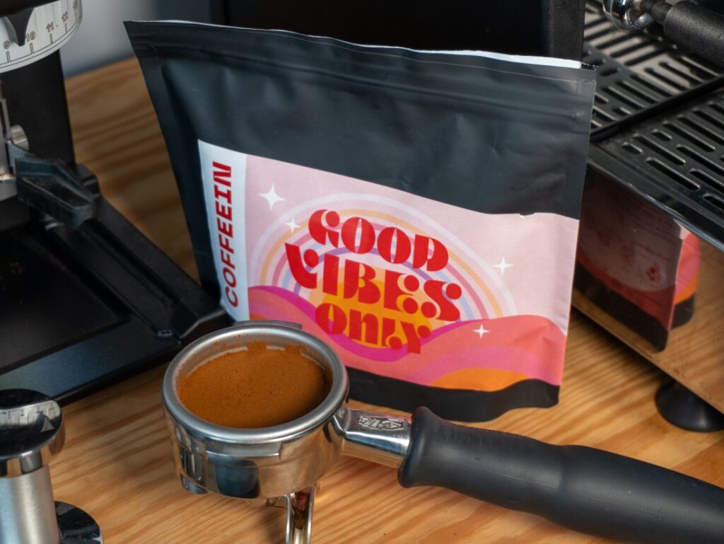 Good Vibes Only od COFFEEIN – utampovaná káva v páce