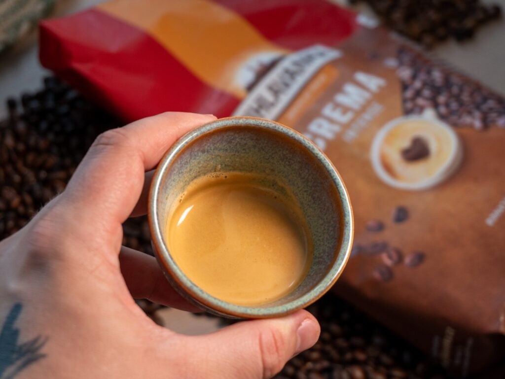 Jihlavanka Crema Intense – espresso v ruce