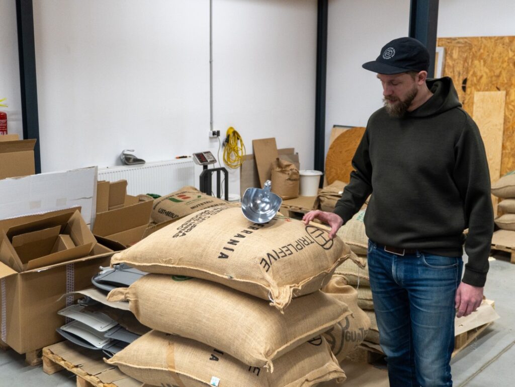 Martin Beniak ve skladu kávy Triple Five Coffee