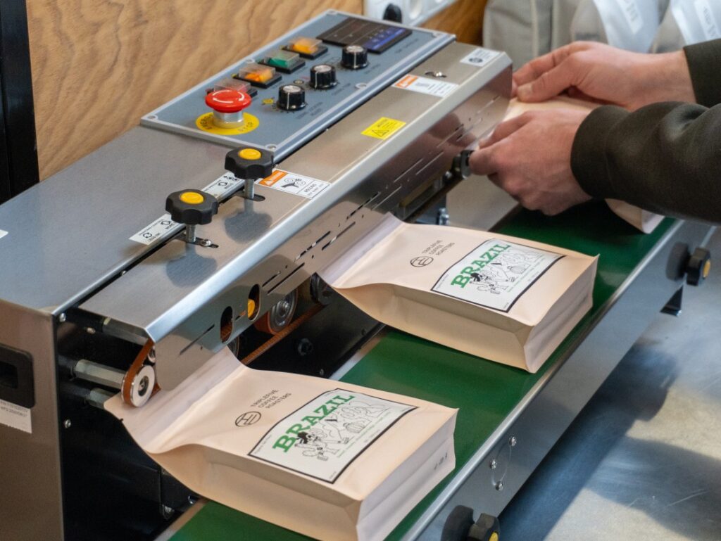 Triple Five Coffee – zatavování sáčků