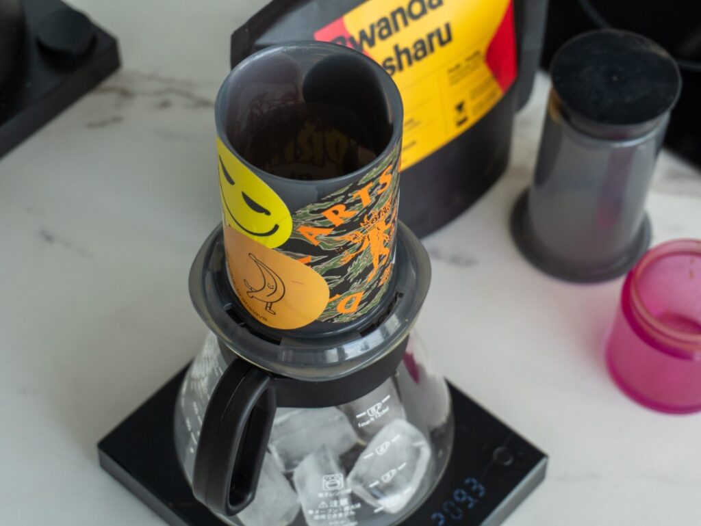 aeropress a příprava flash brew z kávy Rwanda Gasharu od Goriffee