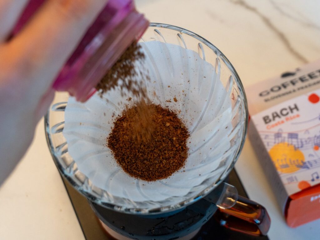 COFFEEIN Costa Rica Canet Bach – sypání mleté kávy do dripperu