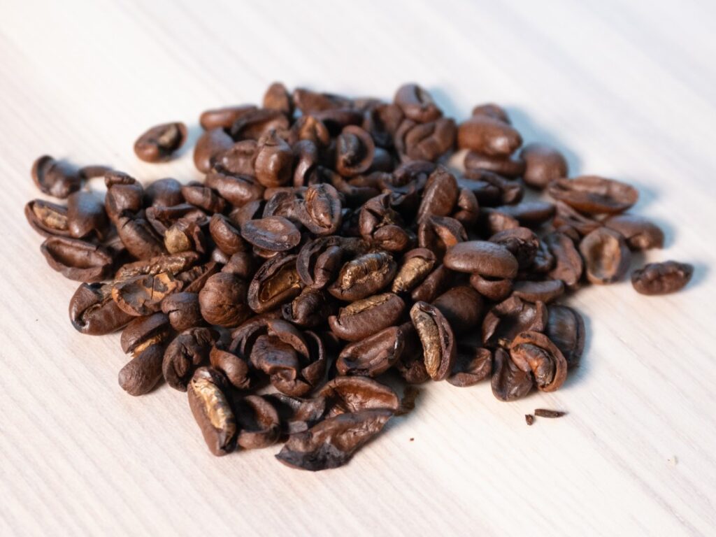 Caffé Molinari Intenso – mechanicky poškozené zrno
