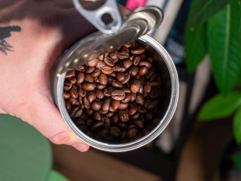 Caffé Molinari Intenso – pohled dovnitř plechovky