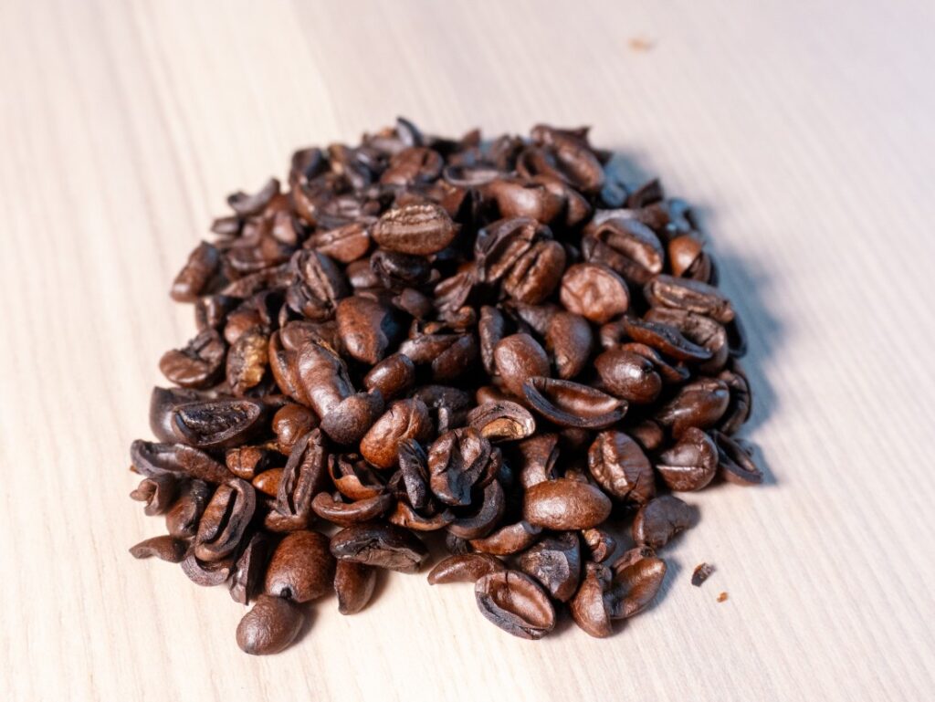 Caffé New York XXXX – mechanicky poškozené zrno
