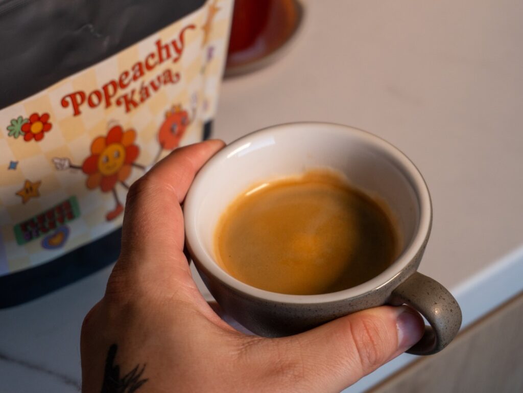 Popeachy káva – espresso v ruce