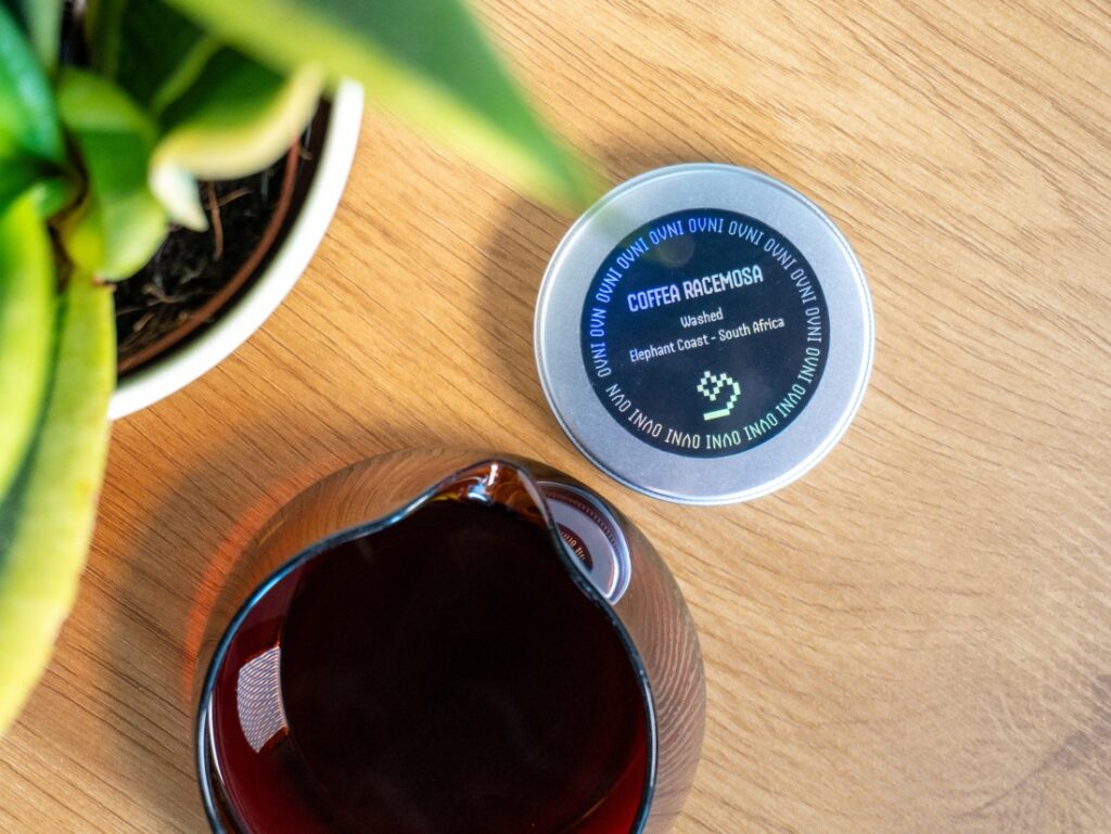 Coffea Racemosa od Ovni – obal a filtrovaná káva