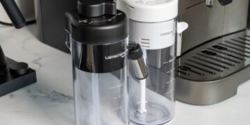 DeLonghi Magnifica DUO - karafy na teplé a studené mlieko