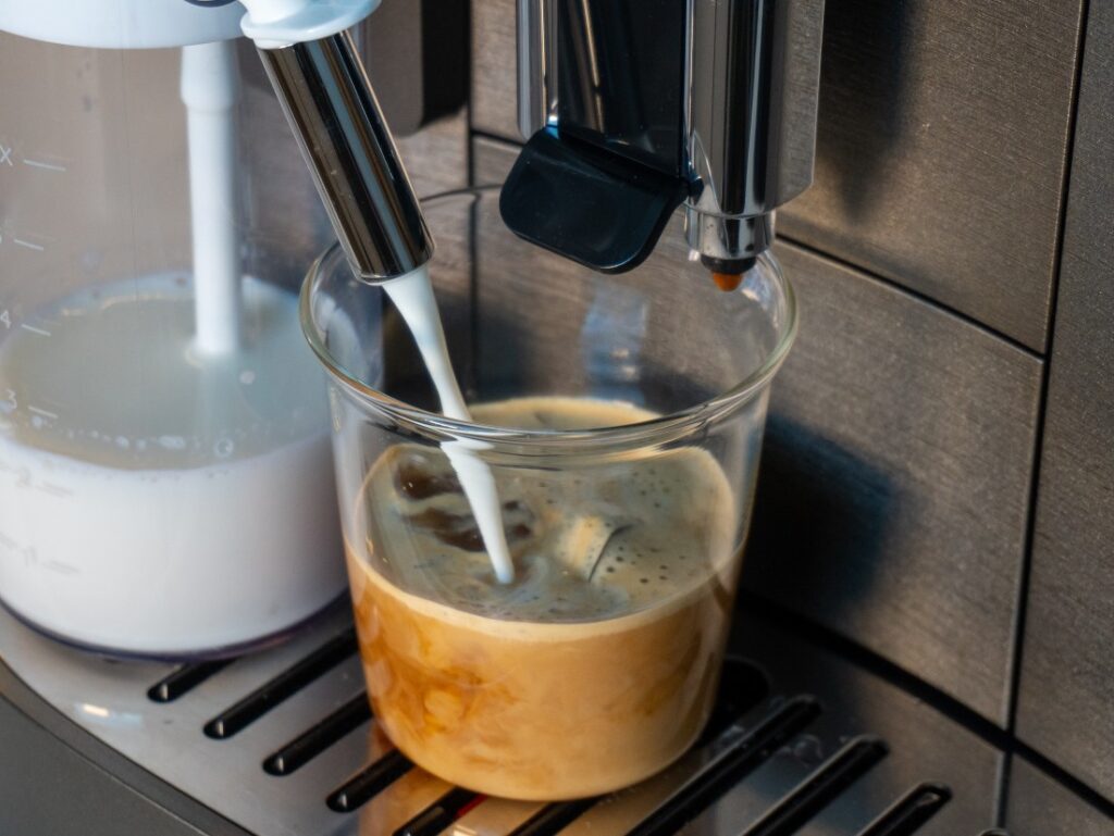 príprava Iced Flat White na DeLonghi Magnifica Duo