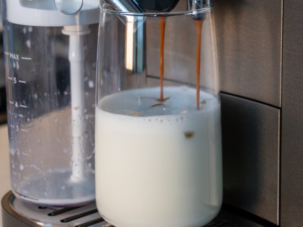príprava Iced Latte Macchiato na DeLonghi Magnifica Duo