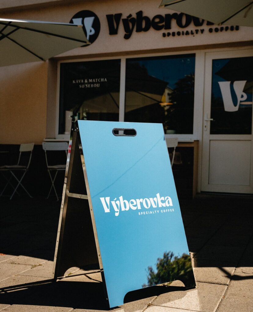 kavárna Výběrovka – Vráble – poutač před provozovnou