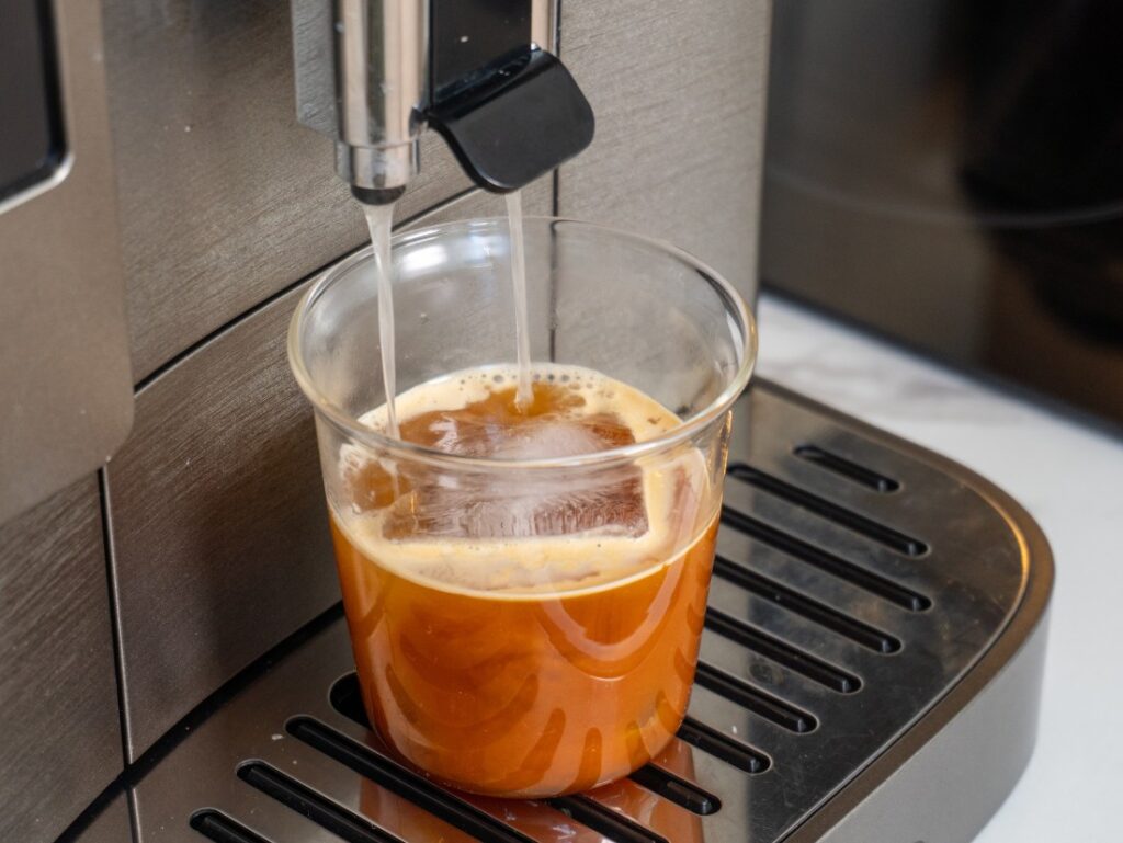 příprava Iced Americano na DeLonghi Magnifica Duo