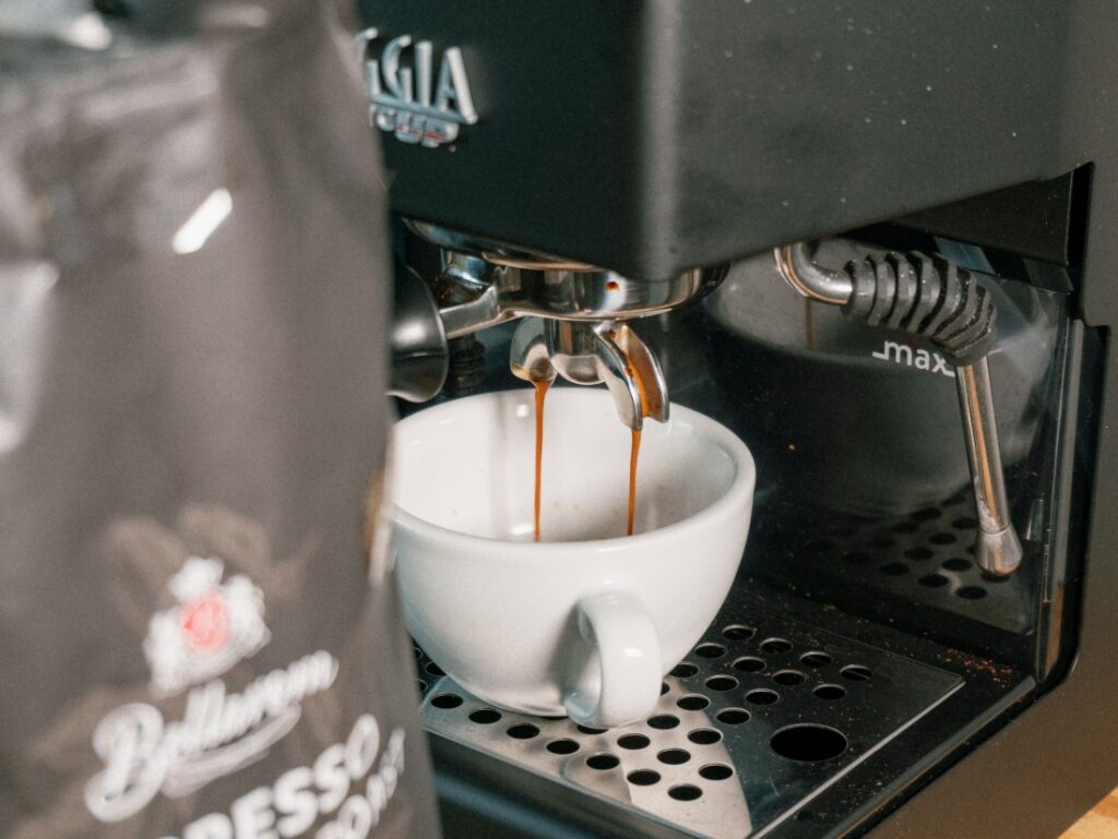 Bellarom Espresso Extra Dark Roast - espresso teče do šálku