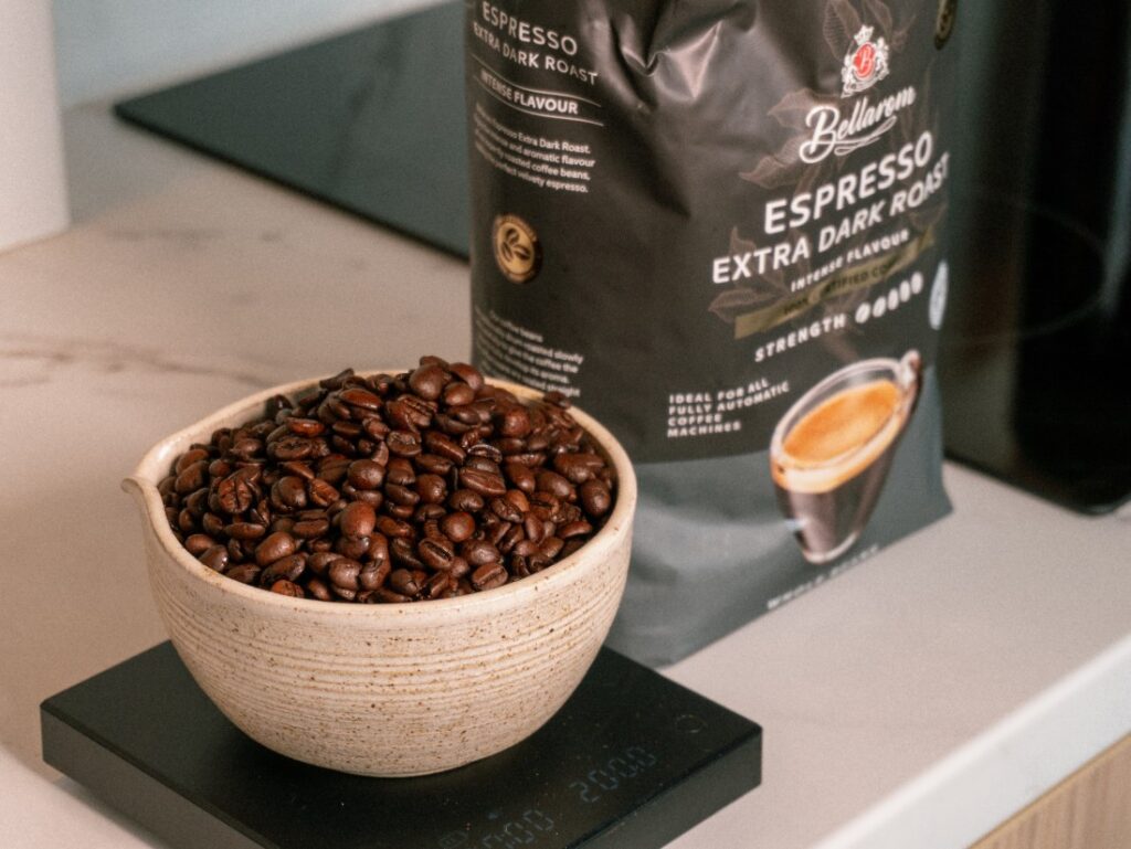 Bellarom Espresso Extra Dark Roast - zrna v misce