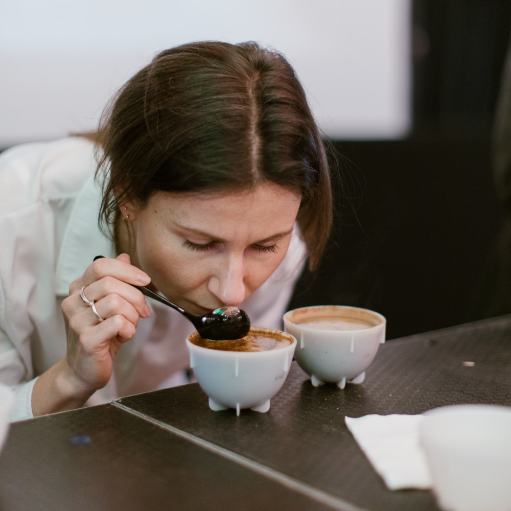 Julia Dziadevich při cuppingu