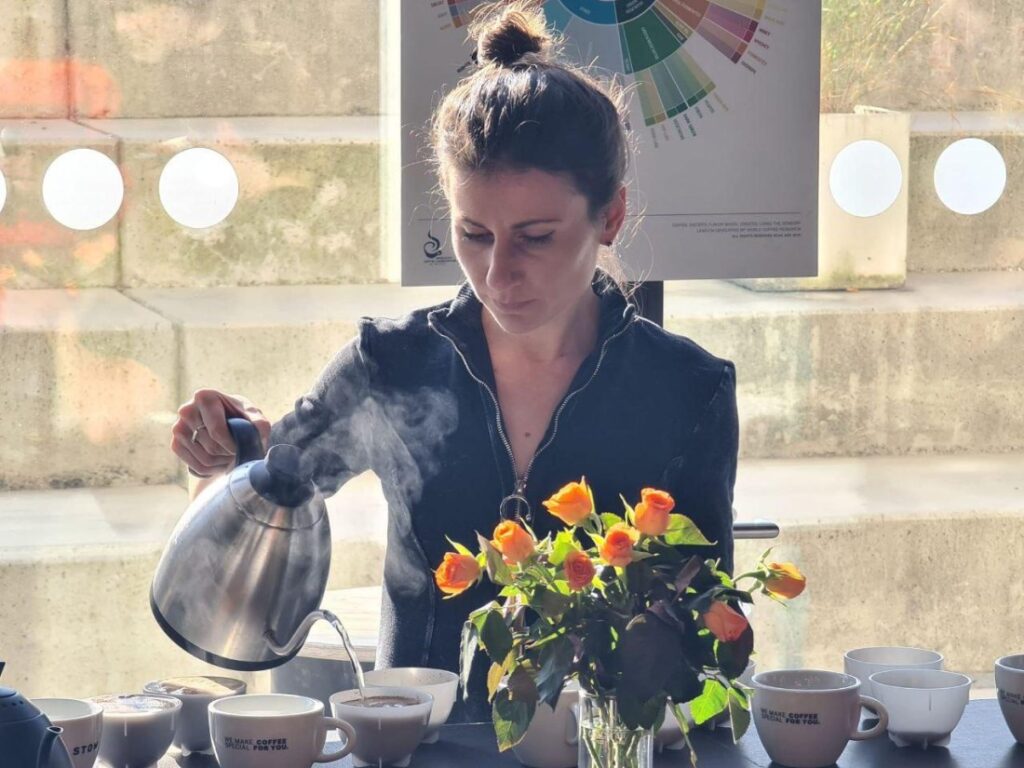 Julia Dziadevich připravuje cupping