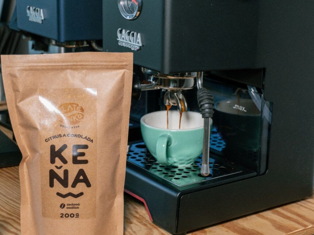 Zlaté Zrnko – Keňa – příprava espressa