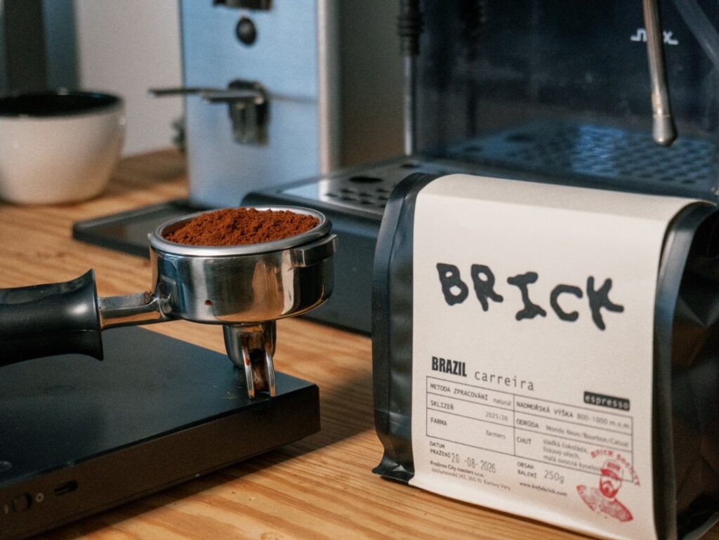 rapper Karlo - Kafe Brick - Brazil Carreira - mletá káva