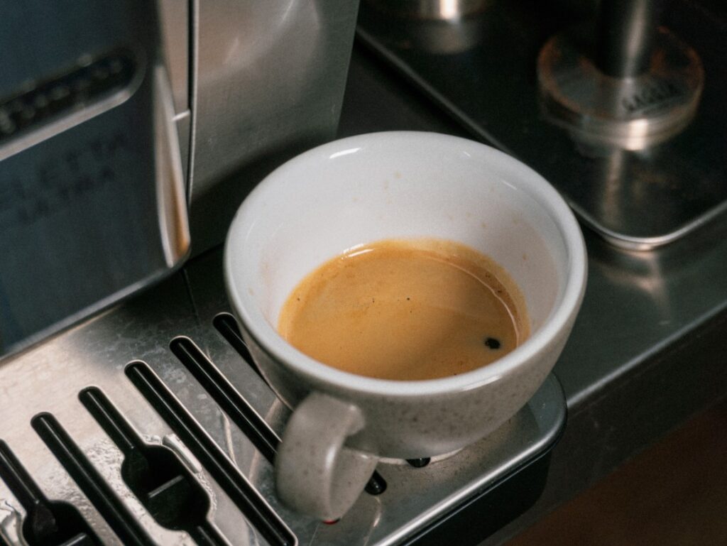 espresso připravené na kávovaru DeLonghi
