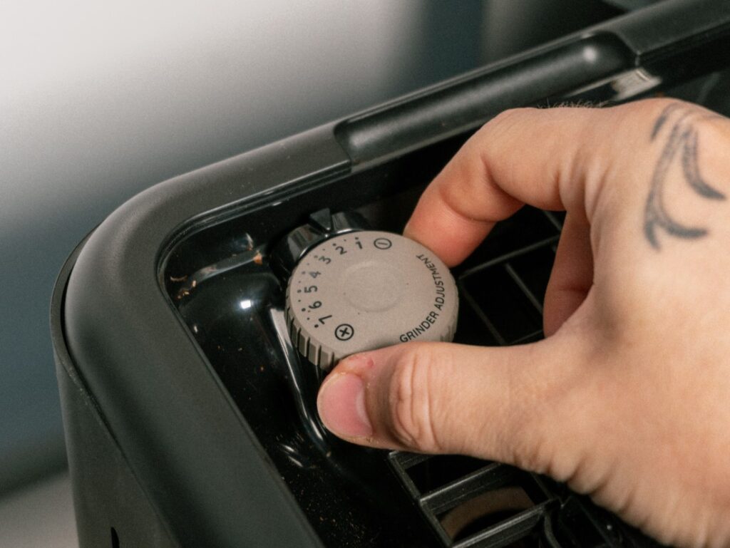 nastavování mletí DeLonghi