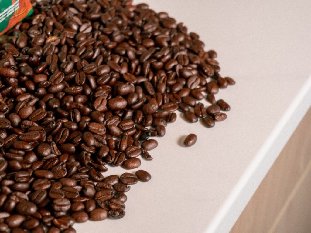 recenze Starbucks Breakfast Blend - zrna na stole